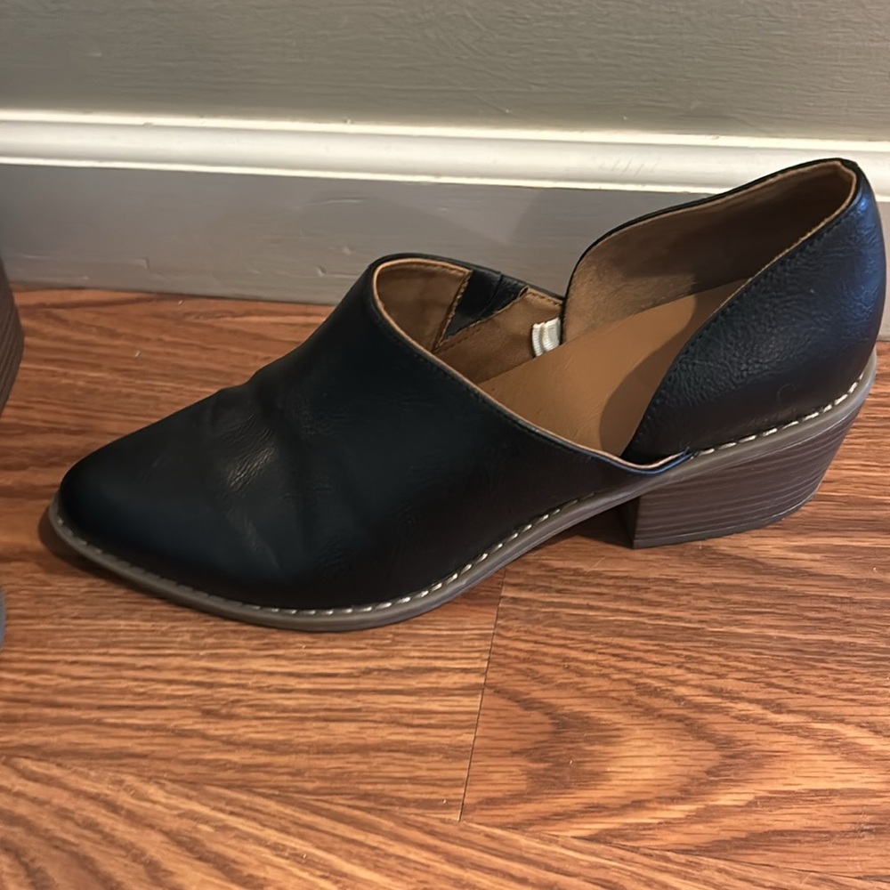 Universal Thread Shoes - Picture 2 of 3
